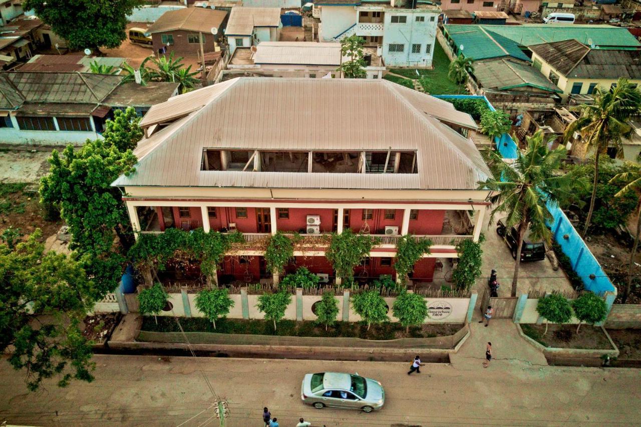 Somewhere Nice Hostel Accra Exterior photo